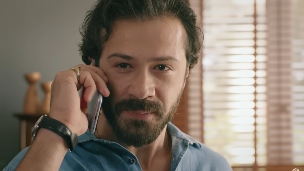 Tekin rozmawia przez telefon. Jej twarz i oczy śmieją się.