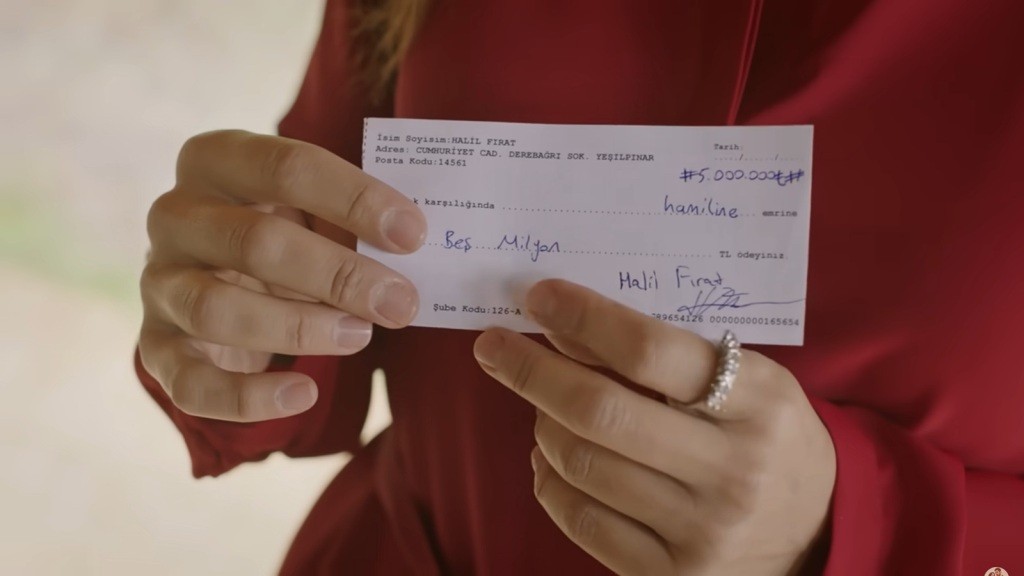 Czek na pięć milionów lir w rękach Songul.
