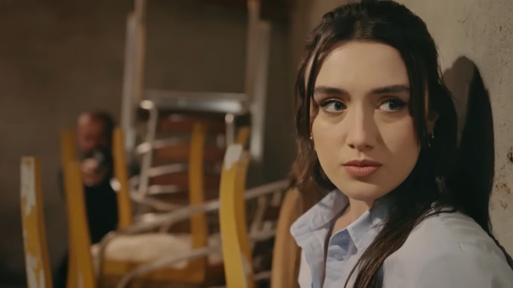 Zeynep opiera się o ścianę w komórce. Nie zdaje sobie sprawy, że tuż za nią znajduje się uzbrojony Kazim.