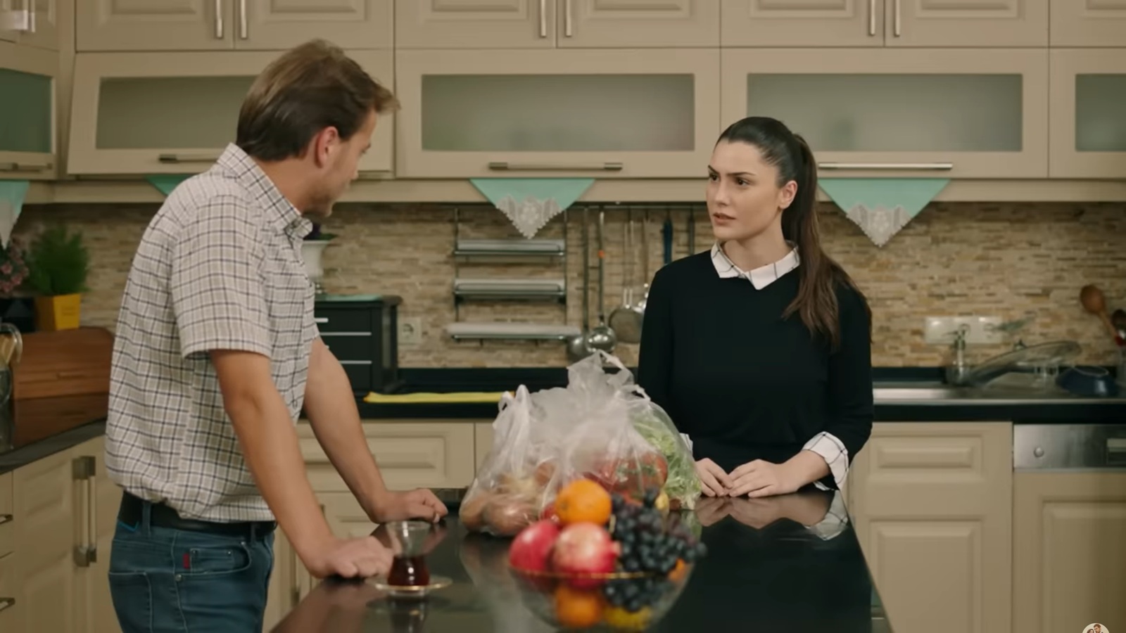 Cemil rozmawia z nową pokojówką w kuchni.