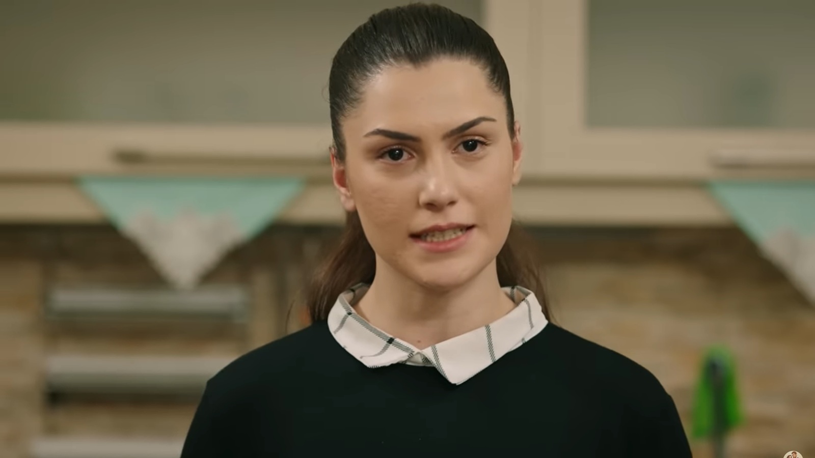 Arzu, nowa pokojówka, zaciska zęby z irytacją.
