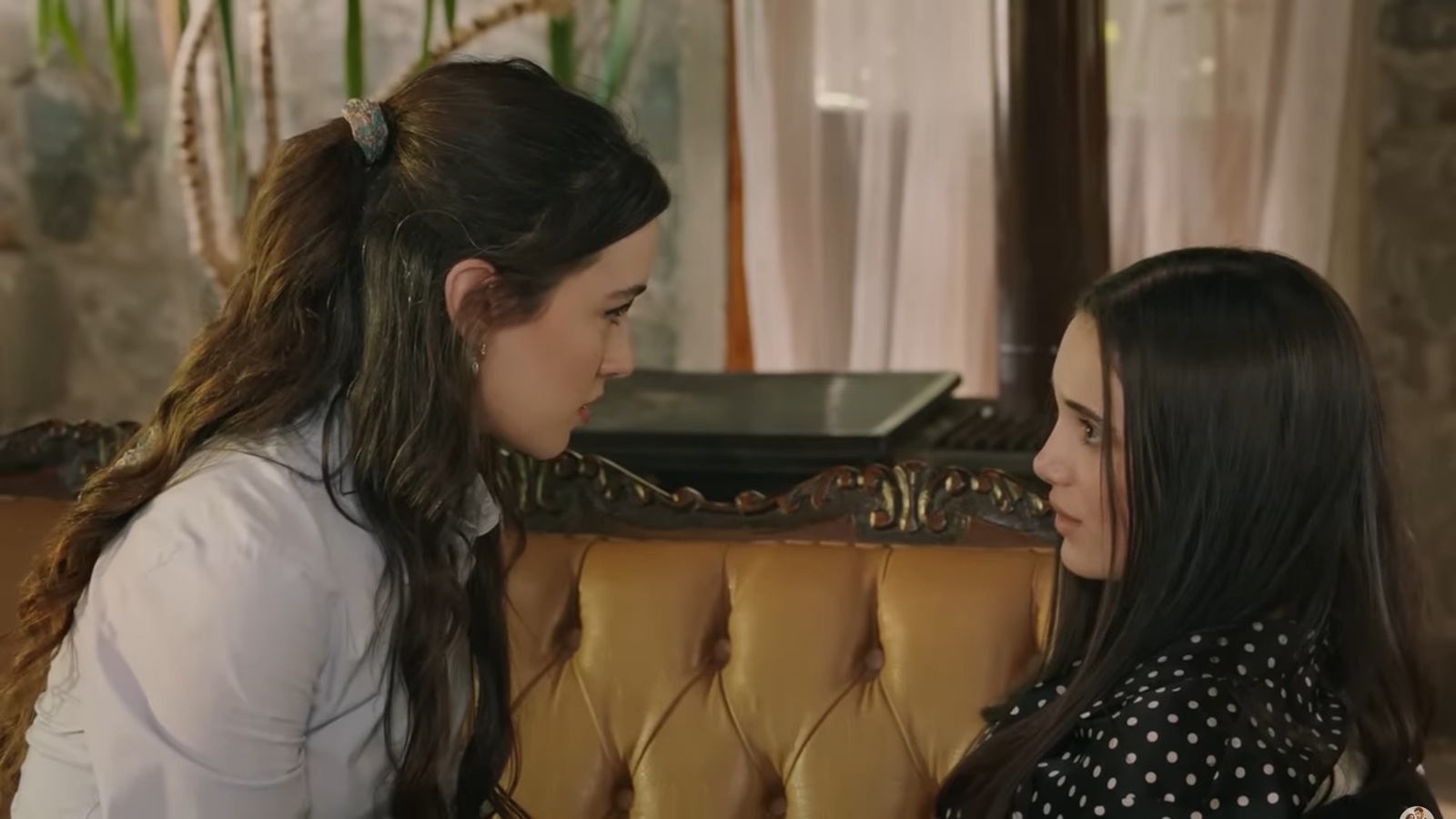 Zeynep rozmawia z Nihan.