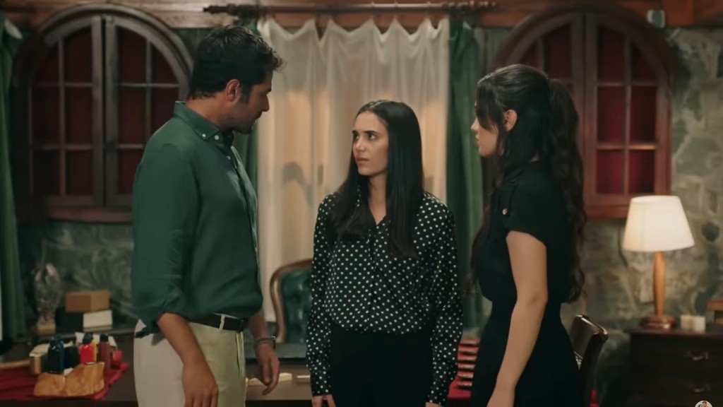 Halil wbija mocne spojrzenie w Nihan. Obok stoi Zeynep.