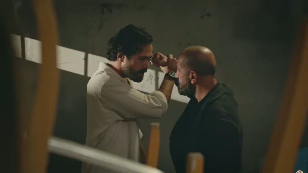 Tekin powstrzymuje Kazima przed zadaniem ciosu.