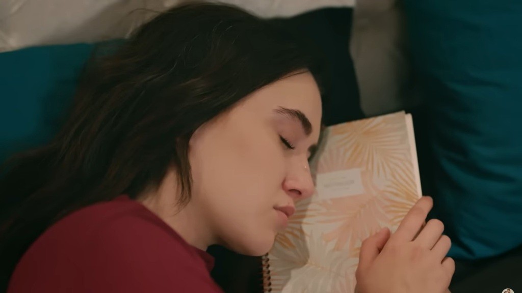 Zeynep zasnęła, opierając głowę na swoim pamiętniku.