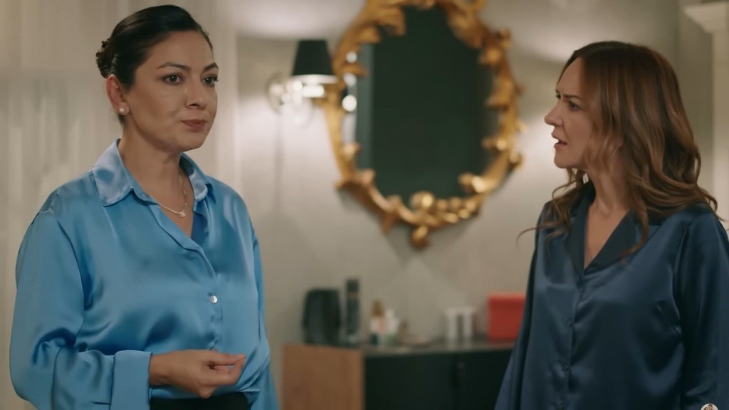 Songul patrzy z oburzeniem na spokojną Tulay.