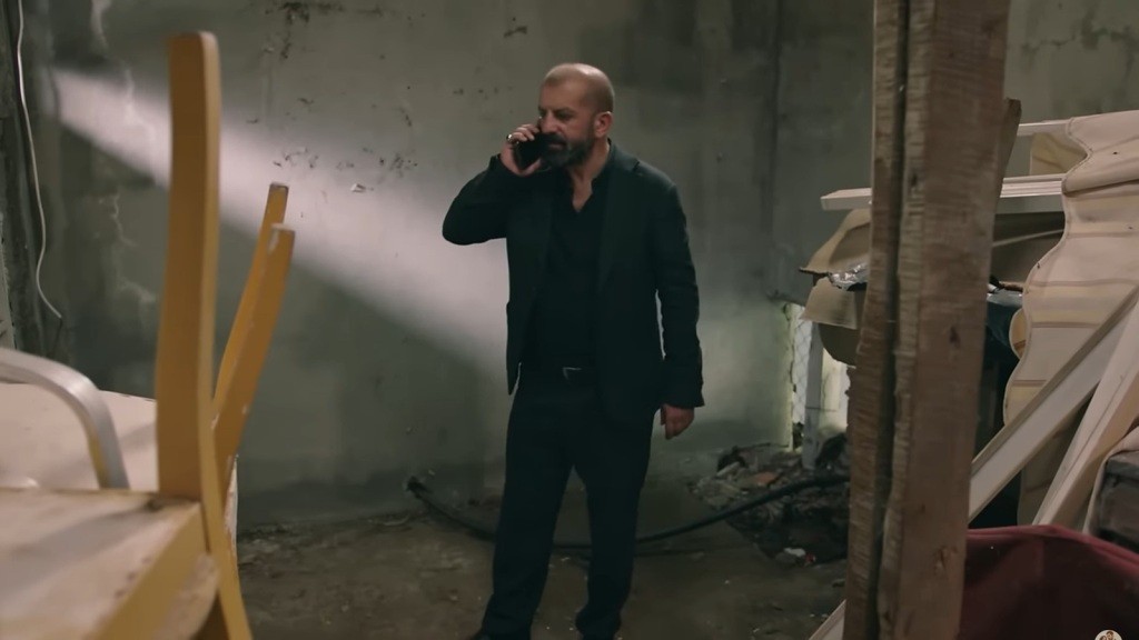Kazim rozmawia w komórce.