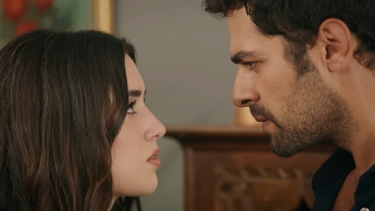 Halil pochyla się nad Zeynep. Jego twarz zbliża się do jej, a spojrzenie przenika ją głęboko.