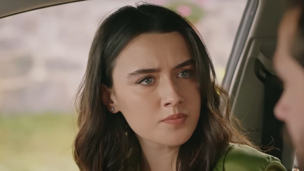 Zeynep patrzy ze złością na Tekina.