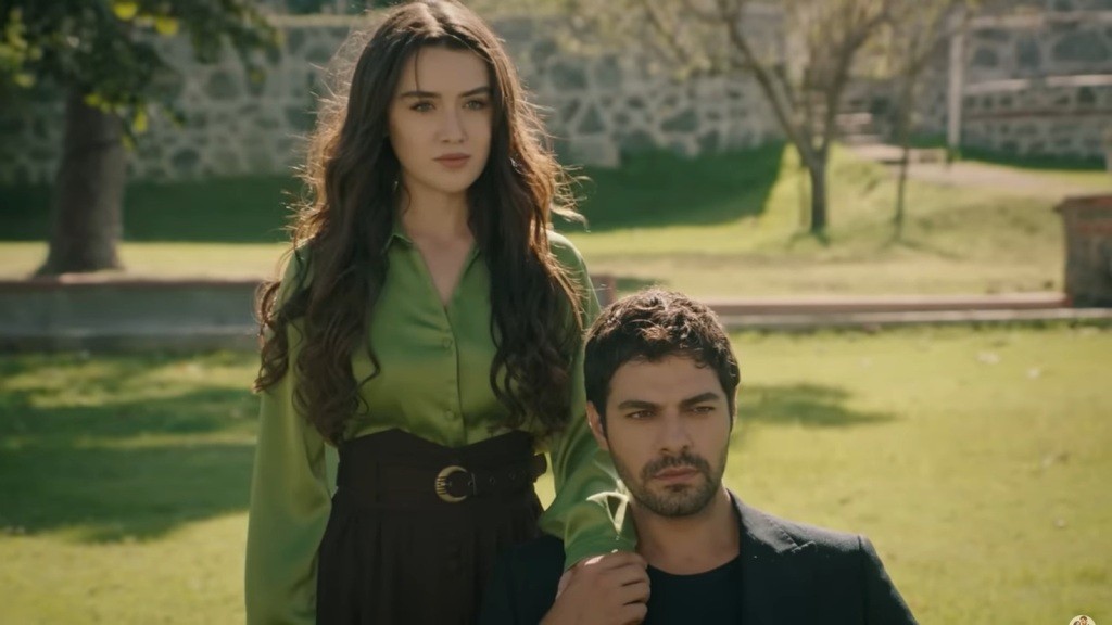Zeynep i Halil pozują do zdjęcia.