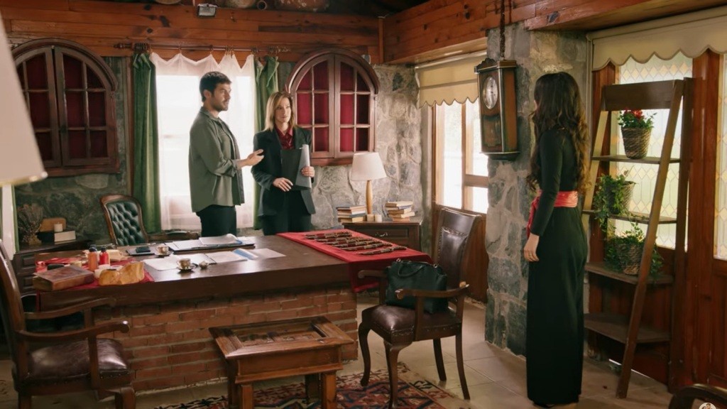 Scena w pracowni. Halil wskazuje na Simge, a naprzeciwko stoi Zeynep.