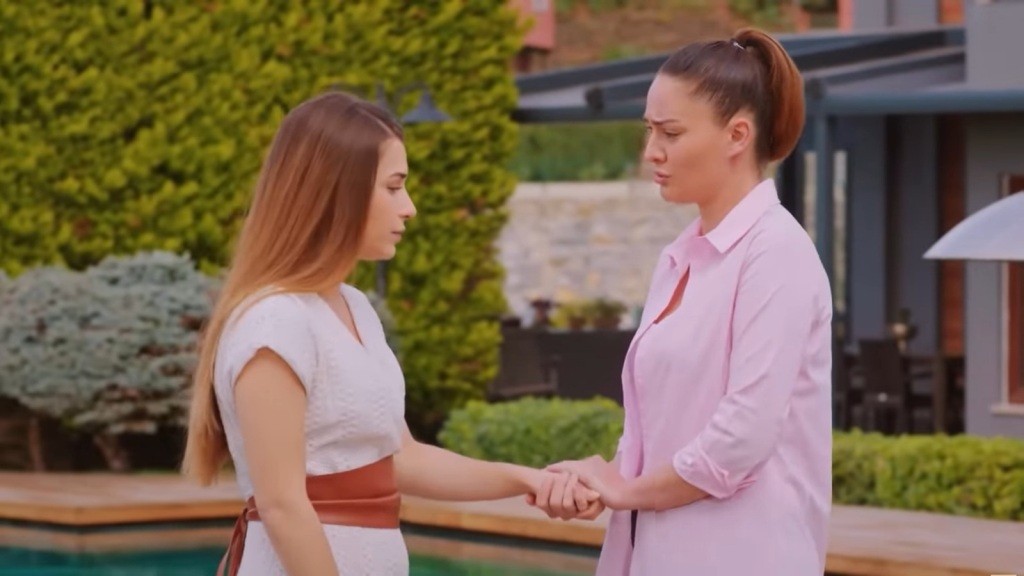 Yildiz trzyma dłoń Sili.