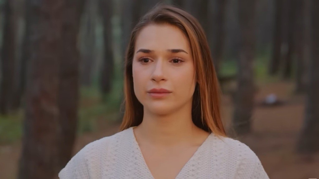 Sila patrzy smutnym wzrokiem na Kuzeya w oddali.