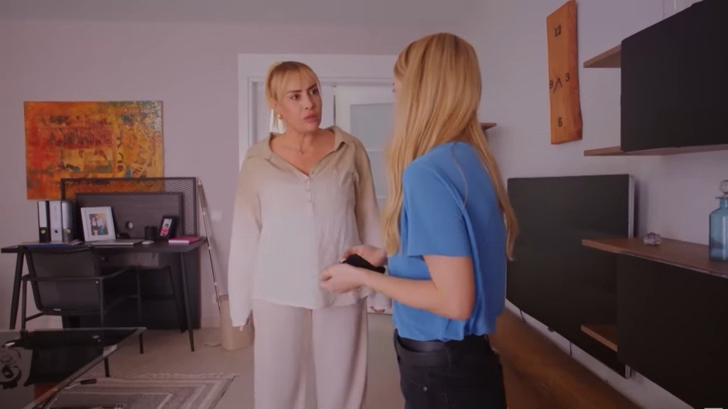 Belkis przyłapuje Sedę z naszyjnikiem w rękach.