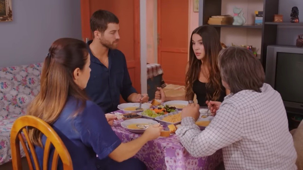 Gonul, Cihan, Zeynep i Taylan jedzą posiłek. Zeynep coś opowiada.