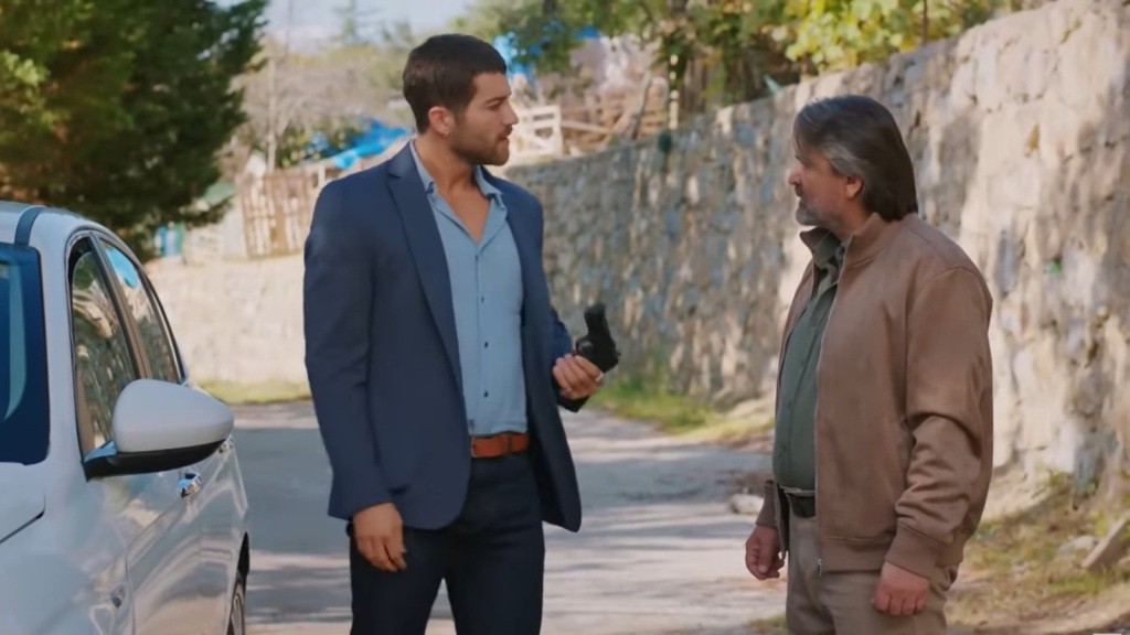 Cihan przekazuje Taylanowi pistolet.