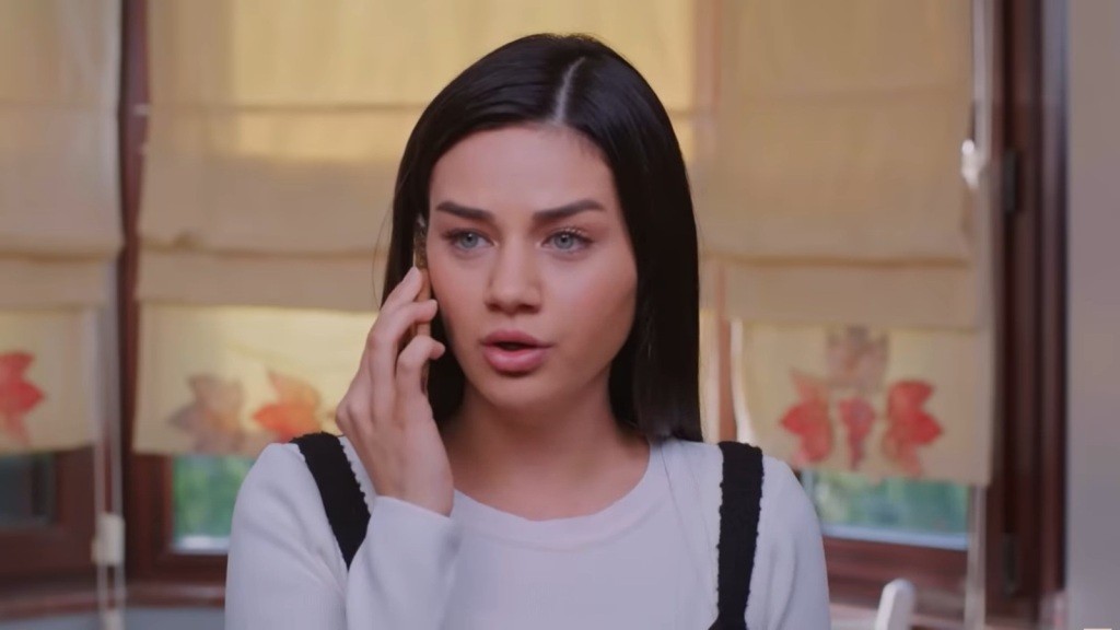 Spanikowana Bahar rozmawia przez telefon.
