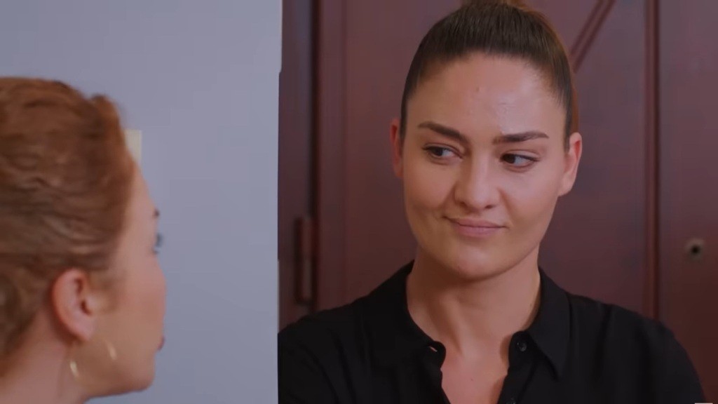 Yildiz uśmiecha się, patrząc na Hulyę.