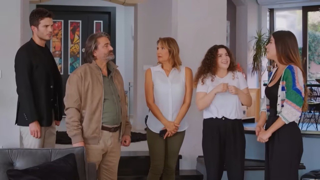 Ege, Taylan, Feraye, Melis i Zeynep w przedpokoju.