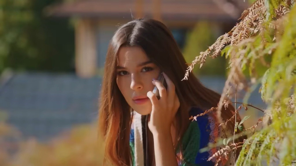 Zeynep rozmawia z ojcem przez telefon, obserwując go z ukrycia.