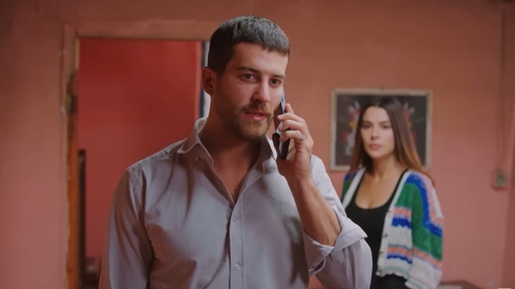 Zeynep podsłuchuje rozmowę telefoniczną Cihana.