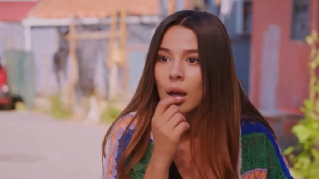 Zeynep jest przerażona widokiem walczących Taylana i Cihana.