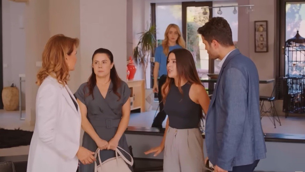 Roztrzęsiona Zeynep mówi Egemu i Feraye, że jej tata porwał Cihana.