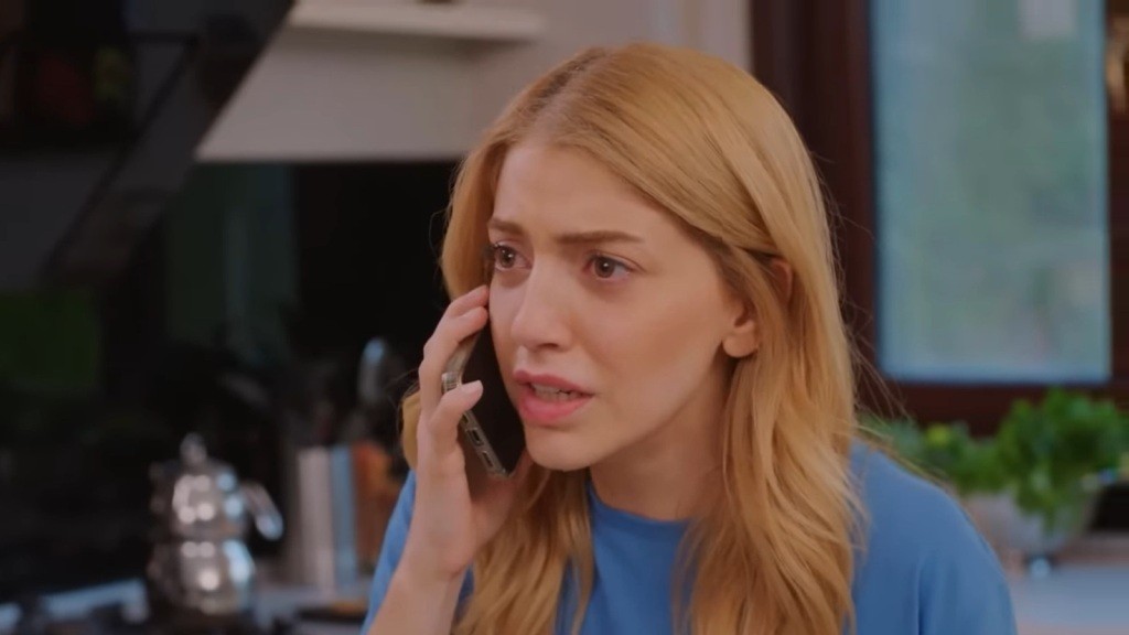 Seda rozmawia przez telefon z rozpaczliwą miną.