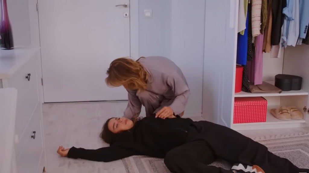 Feraye pochyla się nad nieprzytomną Zeynep.