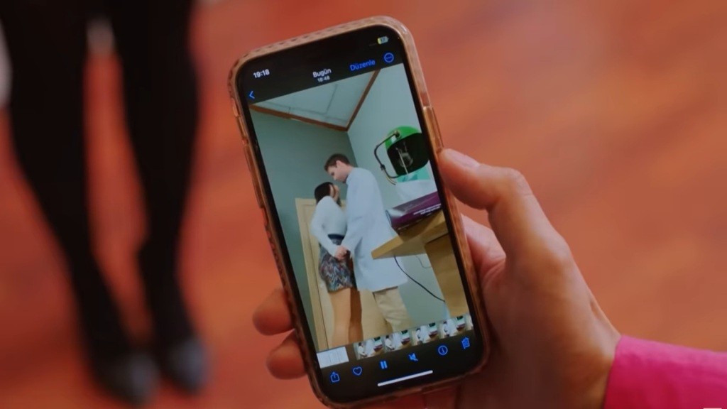 Nagranie całujących się Leventa i Bahar na telefonie.