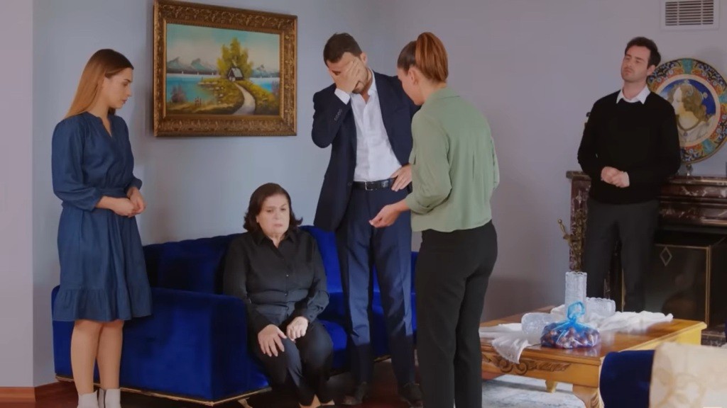 Kuzey zakrywa twarz dłonią. Załamana Naciye siedzi na sofie, a przed nią stoi Yildiz. Levent stoi przy ścianie.
