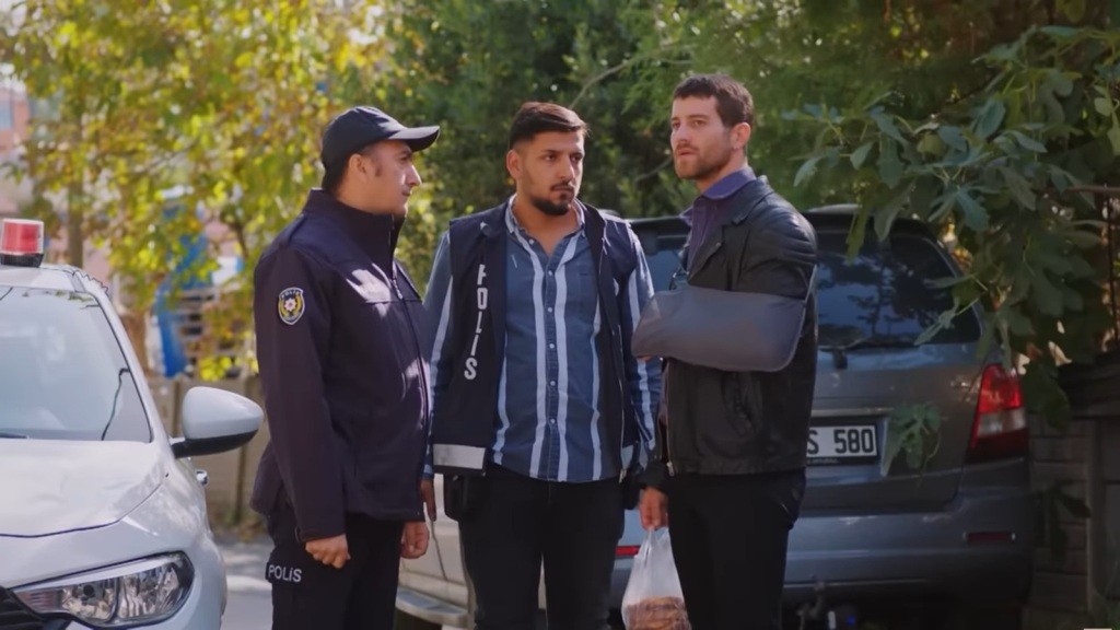 Cihan zostaje zatrzymany przez policję.