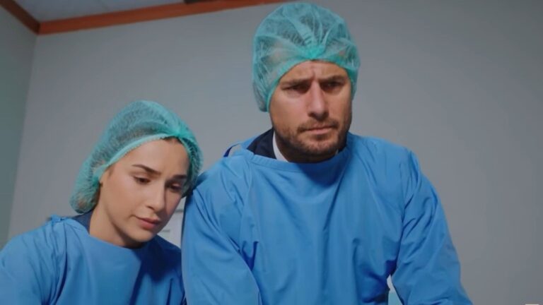 Sila i Kuzey pochylają się nad łóżkiem Hulyi.