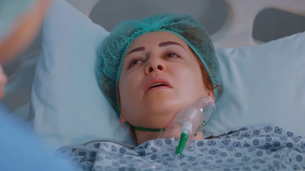 Hulya ściągnęła maskę tlenową z ust. Zwraca się do Kuzeya i Sili.
