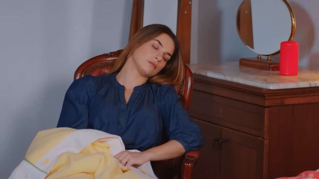 Sila śpi w fotelu obok łóżka Hulyi.