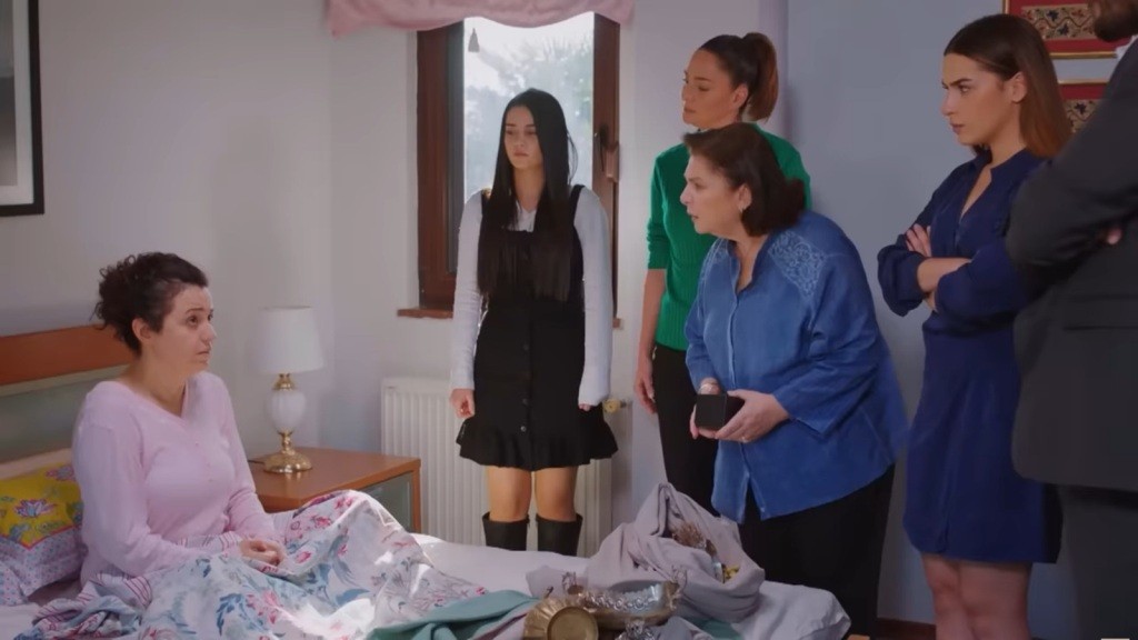 Bahar, Yildiz, Naciye i Sila patrzą na siedzącą na łóżku Cavidan.