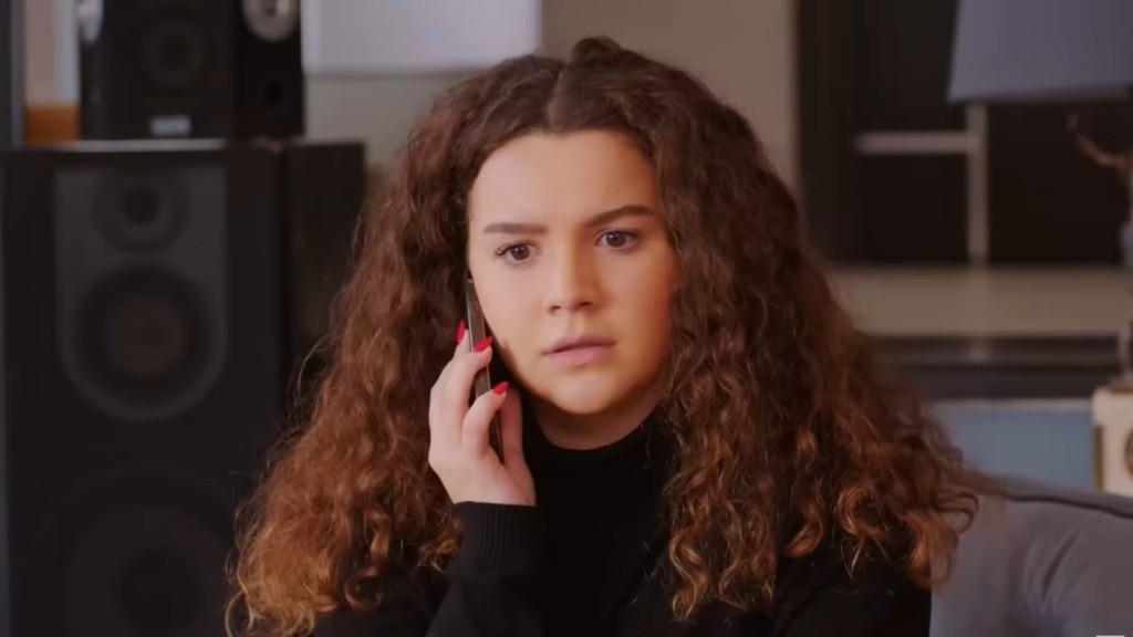 Melis rozmawia przez telefon.