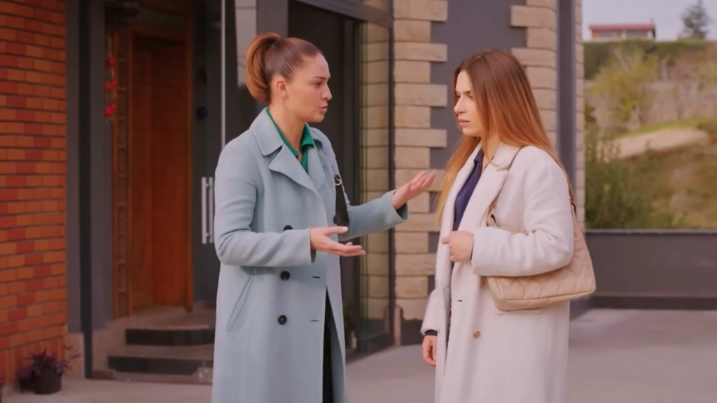 Sila i Yildiz rozmawiają przed domem Kuzeya.