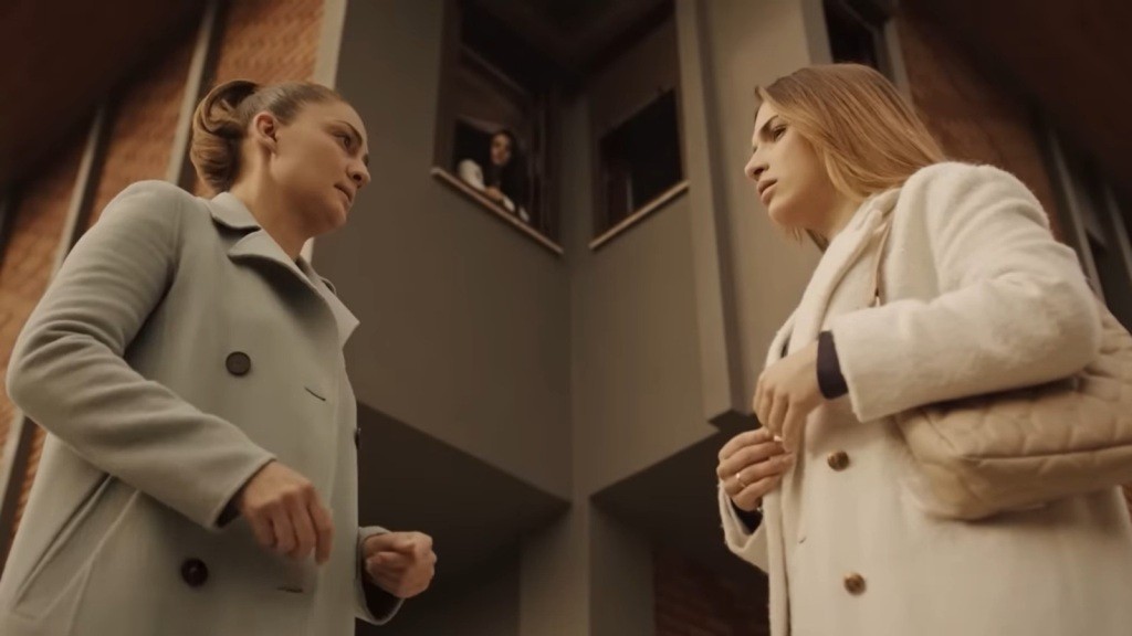 Bahar obserwuje Yildiz i Silę z okna na piętrze.