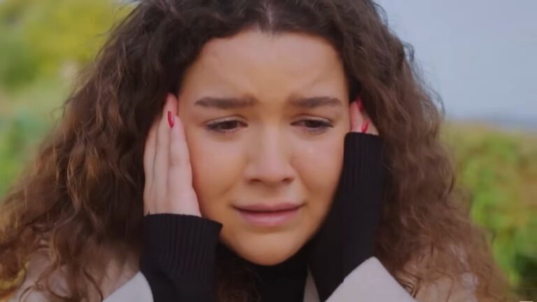 Melis chwyta się za policzki. Jest zdruzgotana, dowiadując się, że Zeynep jest jej siostrą.