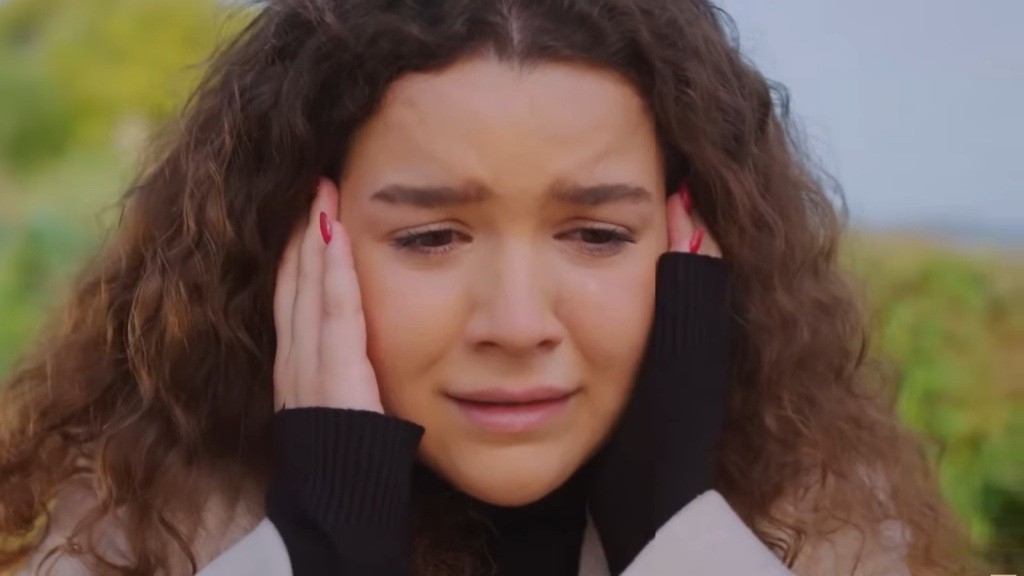 Melis chwyta się za policzki. Jest zdruzgotana, dowiadując się, że Zeynep jest jej siostrą.