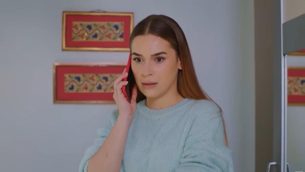 Sila robi zaskoczoną minę, gdy rozmawia przez telefon.