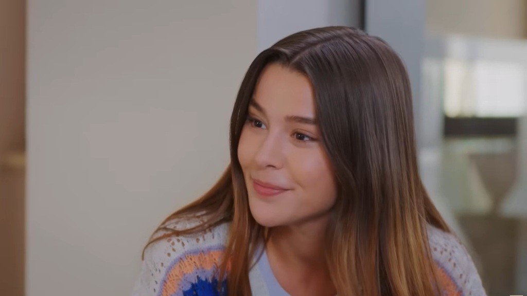 Zeynep uśmiecha się wspierająco podczas rozmowy z Melis.
