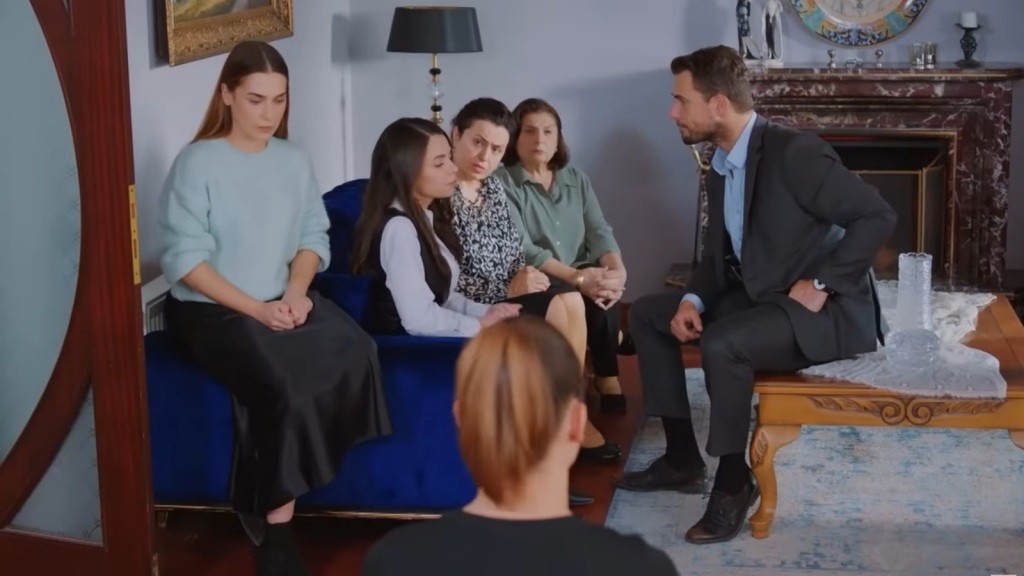 Kuzey siedzi na ławie, rozmawiając z siedzącą na kanapie Acelyą. Sila przysiadła na oparciu kanapy, a obok Acelyi siedzą jeszcze Cavidan i Naciye.