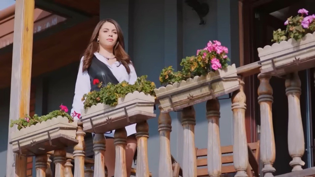 Acelya stoi na balkonie.