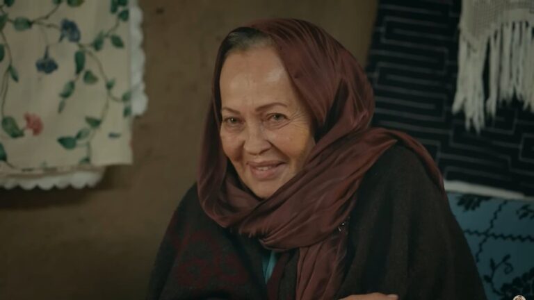 Zumrut uśmiecha się, patrząc na Halila i Zeynep.