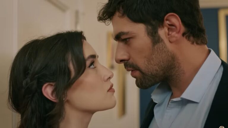 Zeynep opiera się plecami o drzwi. Zadziera głowę, patrząc z najbliższej odległości w oczy Halila.