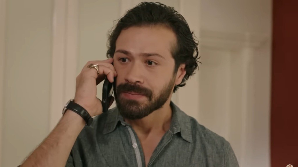 Tekin rozmawia przez telefon. Sprawia wrażenie spanikowanego i zlęknionego.