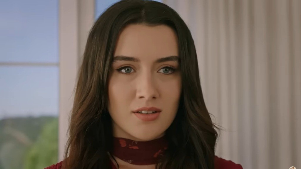 Zeynep uzmysławia sobie, że Halil nie działał na jej szkodę. Na jej twarzy maluje się delikatny uśmiech.