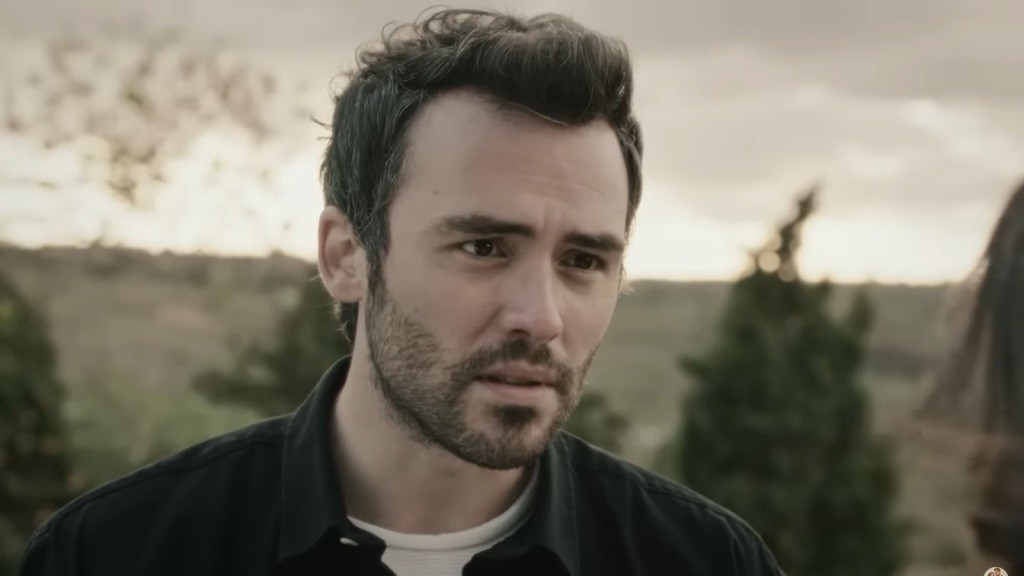 Hakan podczas rozmowy z Zeynep na tarasie.
